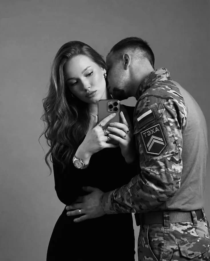 Пример фотографии: Monochrome Embrace