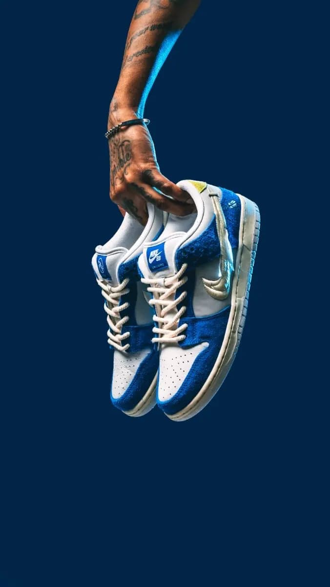 Пример фотографии: Sneakers in Hand